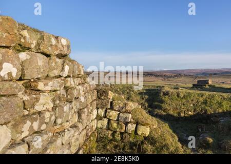 Les vestiges de la tour d'angle nord-ouest à Aesica - fort romain de Great Chesters, mur d'Hadrien, Northumberland, Royaume-Uni Banque D'Images