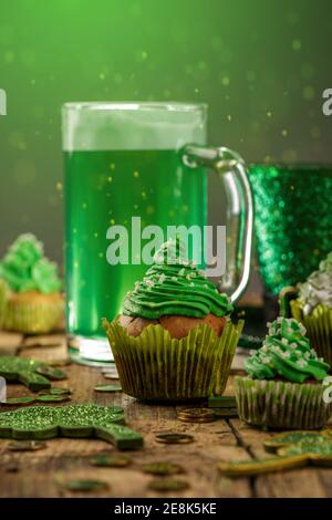 Thème de la Saint-Patrick avec cupcake, bière verte et décorations Banque D'Images