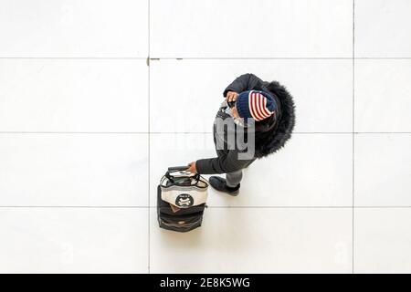vue de dessus d'un homme sur un téléphone portable portant un drapeau d'utilisation Chapeau en bois dans l'oculus NYC Banque D'Images