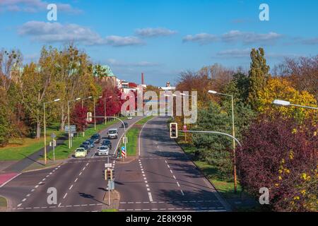 Chapelle Maria Magdalena, Église Saint Petri et Église évangélique à l'automne doré près de l'autoroute avec des voitures dans le centre historique de Magdeburg, Allemagne, a Banque D'Images