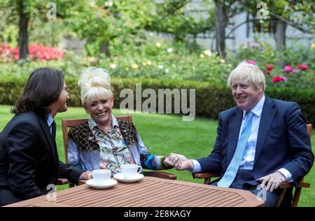 Photo du dossier datée du 02/09/19, de Dame Barbara Windsor et de son mari Scott Mitchell rencontrant le Premier ministre Boris Johnson après avoir remis une lettre ouverte de la Société Alzheimer au 10 Downing Street à Westminster, Londres, l'appelant à s'adresser à l'état « désatisfaisant » des soins de démence. M. Mitchell a déclaré qu'il était déçu que le gouvernement « ne fasse pas plus » pour les personnes souffrant de démence, malgré l'engagement du premier ministre envers la star tardive d'améliorer les soins. Date de publication : dimanche 31 janvier 2021. Banque D'Images