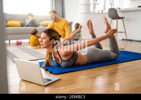 Vidéo de yoga sport en streaming. Restez à la maison. Cours de fitness à domicile en direct en streaming en ligne. Banque D'Images