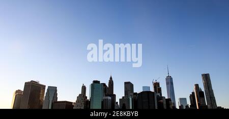 Vue sur les gratte-ciel de Lower Manhattan depuis la promenade des hauteurs de brooklyn au coucher du soleil Banque D'Images