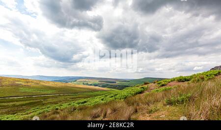 Paysage roulant avec nuages moody au-dessus de Stanage Edge, Derbyshire, Royaume-Uni Banque D'Images