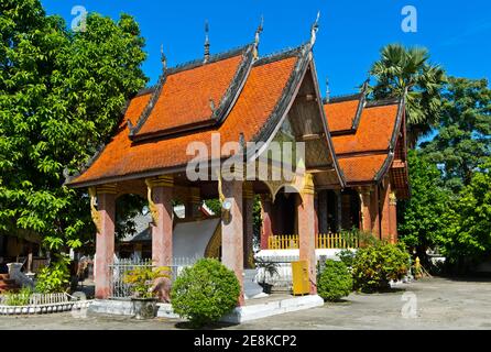 Temple avec toit en quinconce, Wat Sibounheuang, Luang Prabang, Laos Banque D'Images