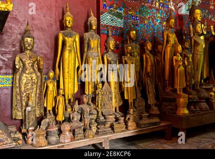 Figures de Bouddha debout dans la pose de Samabhanga, Maison de la calèche funéraire royale, Wat Xieng Thong, Luang Prabang, Laos Banque D'Images