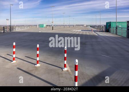 Vider les ponts de stationnement dans les garages de l'aéroport international dans le verrouillage dans la crise corona Banque D'Images