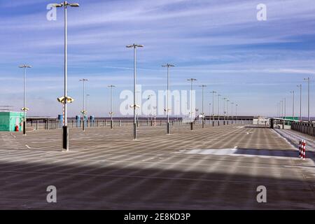 Vider les ponts de stationnement dans les garages de l'aéroport international dans le verrouillage dans la crise corona Banque D'Images