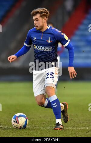 OLDHAM, ANGLETERRE. 30 JANVIER photo d'action d'Oldham Athletic Alfie McCalmont lors du match Sky Bet League 2 entre Oldham Athletic et Salford City à Boundary Park, Oldham, le samedi 30 janvier 2021. (Credit: Eddie Garvey | MI News) Credit: MI News & Sport /Alay Live News Banque D'Images