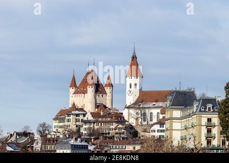 Ville historique de thun, horizon de la vieille ville avec château et église le jour ensoleillé, canton de berne suisse. Banque D'Images