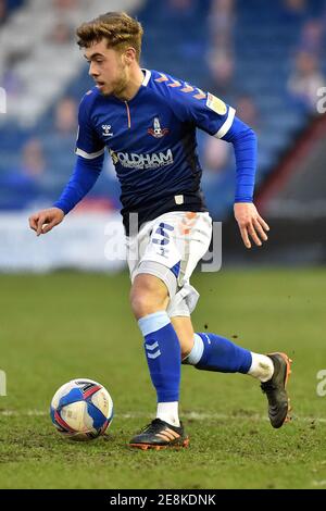 OLDHAM, ANGLETERRE. 30 JANVIER photo d'action d'Oldham Athletic Alfie McCalmont lors du match Sky Bet League 2 entre Oldham Athletic et Salford City à Boundary Park, Oldham, le samedi 30 janvier 2021. (Credit: Eddie Garvey | MI News) Credit: MI News & Sport /Alay Live News Banque D'Images