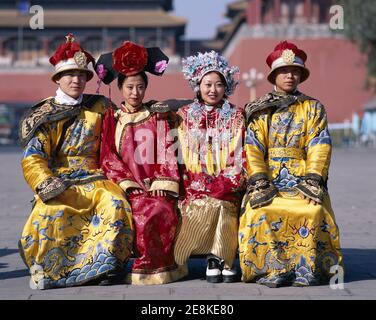 Asie, Chine, Pékin, place Tiananmen, touristes chinois portant une robe traditionnelle posant pour des photos souvenirs Banque D'Images