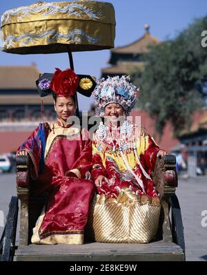 Asie, Chine, Pékin, place Tiananmen, touristes chinois portant une robe traditionnelle posant pour des photos souvenirs Banque D'Images