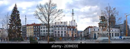 Photo panoramique de la place de Jaude à Clermont-Ferrand, déserte pendant le confinement. Puy-de-Dome, France. Banque D'Images