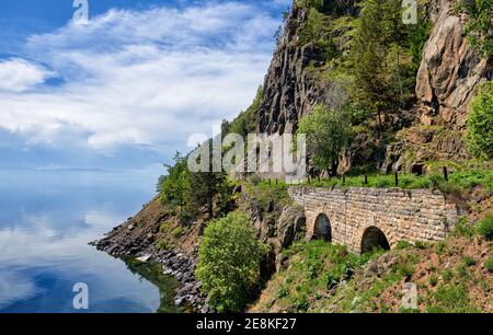 Section abandonnée du chemin de fer Circum-Baikal à Cape Kirkirey (122 km de route). Complexe technique de murs de soutènement en pierre construit en 1904. irkoutsk regi Banque D'Images