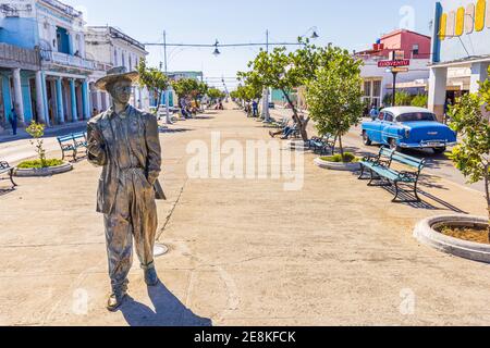 CIENFUEGOS, CUBA - JANVIER 2021 : la statue de Benny More, le célèbre chanteur cubain né dans la région de Cienfuegos, Paseo del Prado, Cienfuegos, Cuba Banque D'Images