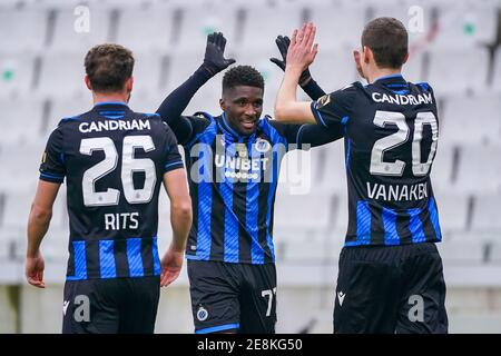 BRUGES, BELGIQUE - JANVIER 31: Tapis Rits du Club Brugge, Clinton Mata du Club Brugge, Hans Vanaken du Club Brugge célébrant le troisième but de leur t Banque D'Images
