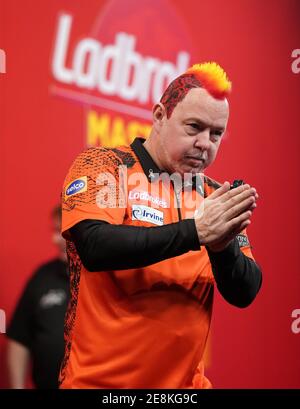 Peter Wright fête pendant la troisième journée du tournoi Ladbrokes Masters 2021 à la Marshall Arena, Milton Keynes. Date de la photo: Dimanche 31 janvier 2021. Banque D'Images