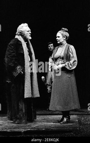 l-r: Donald Sinden (King Lear), John Woodvine (Cornwall), Judi Dench (Regan) dans LE ROI LEAR par Shakespeare à la Royal Shakespeare Company (RSC), Royal Shakespeare Theatre, Stratford-upon-Avon, Angleterre 01/11/1976 conception: John Napier éclairage: Clive Morris réalisateur: Trevor Nunn Banque D'Images