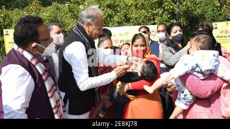 Jaipur, Rajasthan, Inde, 31 janvier 2021 : le ministre en chef du Rajasthan, Ashok Gehlot, administre des gouttes de polio à un enfant pendant le programme de PULSE de la polio à Jaipur. Crédit : Sumit Saraswat/Alay Live News Banque D'Images