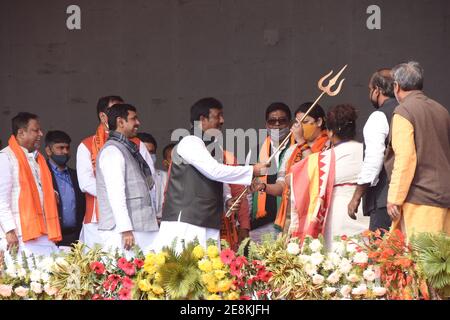 Howrah, Inde. 31 janvier 2021. La ministre du Cabinet de l'Union, Smriti Zubin Irani (4e de droite), tient Trishul comme il lui est présenté par les dirigeants principaux de BJP lors d'une réunion publique et d'un programme d'initiation de masse de différents partis rivaux, Principalement 'All India Trinamool Congress' (TMC) dans Bharatiya Janata Party (BJP) avant la prochaine 'élection de l'Assemblée législative du Bengale occidental 2021' au terrain de jeu Dumurjala à Howrah qui a organisé par le BJP. (Photo de Biswarup Ganguly/Pacific Press) crédit: Pacific Press Media production Corp./Alay Live News Banque D'Images