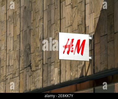 Hambourg, Allemagne : gros plan du logo H&M. H & M Hennes & Mauritz AB est une société multinationale suédoise de vêtements de détail, connue pour sa mode rapide Banque D'Images