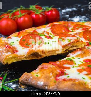 pizza originale au pepperoni traditionnelle italienne fraîche. Banque D'Images