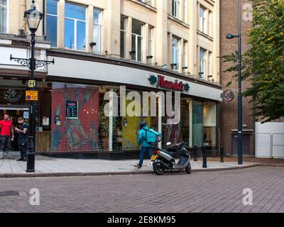 Derby UK, octobre 4 2020 : un service de livraison de nourriture entre dans un restaurant pour récupérer la nourriture à la livraison. Banque D'Images