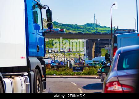 Trafic important sur la route A20 près de Douvres ville, Kent Royaume-Uni, juillet 2016 Banque D'Images