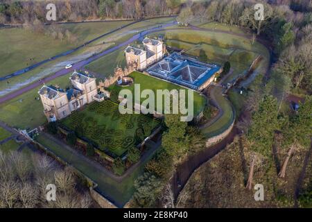 Hamilton, Écosse, Royaume-Uni. 31 janvier 2021. Photo : photographie de drone aérienne montrant le parc régional de Chatelherault d'en haut. Le soleil est dehors et les gens s'amusent pendant le verrouillage de phase 4 du coronavirus. Les températures sont d'environ 2 degrés et les températures devraient retomber pendant la nuit avec certaines conditions de gel. Calme et très ensoleillé avec un ciel bleu. Crédit : Colin Fisher/Alay Live News Banque D'Images