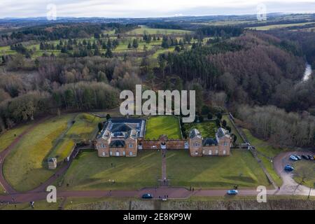 Hamilton, Écosse, Royaume-Uni. 31 janvier 2021. Photo : photographie de drone aérienne montrant le parc régional de Chatelherault d'en haut. Le soleil est dehors et les gens s'amusent pendant le verrouillage de phase 4 du coronavirus. Les températures sont d'environ 2 degrés et les températures devraient retomber pendant la nuit avec certaines conditions de gel. Calme et très ensoleillé avec un ciel bleu. Crédit : Colin Fisher/Alay Live News Banque D'Images