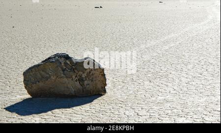 voile rock laissant un long sentier dans le désert de L'hippodrome de Playa marque le chemin de l'un des Mystérieuses roches en mouvement dans la Nation de la Vallée de la mort Banque D'Images