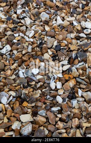 Gros plan de Romsey Shingle / Flint Gravel un agrégat décoratif à vendre à a Builders Merchants en Angleterre, Royaume-Uni Banque D'Images