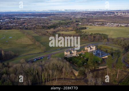 Hamilton, Écosse, Royaume-Uni. 31 janvier 2021. Photo : photographie de drones aériens montrant le parc régional de Chatelherault et la toile de fond de Hamilton et Glasgow. Le soleil est dehors et les gens s'amusent pendant le verrouillage de phase 4 du coronavirus. Les températures sont d'environ 2 degrés et les températures devraient retomber pendant la nuit avec certaines conditions de gel. Calme et très ensoleillé avec un ciel bleu. Crédit : Colin Fisher/Alay Live News Banque D'Images