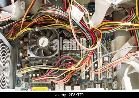 Arnhem, pays-Bas - 24 janvier 2021 : l'intérieur d'un ordinateur de bureau moderne avec composants électroniques et matériels Banque D'Images