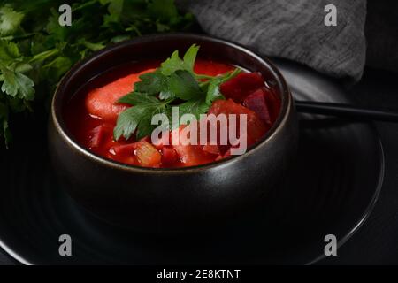 Soupe de betteraves rouges chaudes Kubbeh, un célèbre plat de soupe aux boulettes du Moyen-Orient, servi dans un bol. Une soupe d'hiver traditionnelle matfuniya judéo-irakienne. Levantine d Banque D'Images