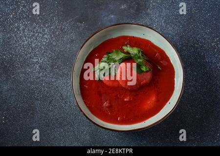 Soupe de betteraves rouges chaudes Kubbeh, un célèbre plat de soupe aux boulettes du Moyen-Orient, servi dans un bol. Une soupe d'hiver traditionnelle matfuniya judéo-irakienne. Levantine d Banque D'Images