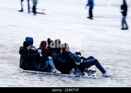 Berlin, Berlin, Allemagne. 31 janvier 2021. Les jeunes apprécient le week-end dans la neige avec des traîneaux faits à partir des barrières de chantier à Berlins Viktoriapark à Kreuzberg, malgré les restrictions de contact en place en raison de la pandémie mondiale de Covid-19. Les résidents de Berlin sont instamment tenus de réduire au minimum le contact social physique avec les personnes venant de l'extérieur de leur domicile. Les gens ne peuvent quitter leur maison que pour des raisons importantes. Crédit : Jan Scheunert/ZUMA Wire/Alay Live News Banque D'Images