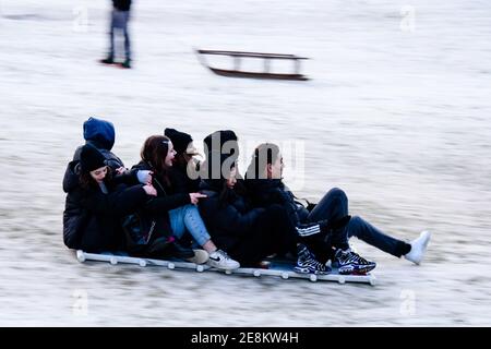 Berlin, Berlin, Allemagne. 31 janvier 2021. Les jeunes apprécient le week-end dans la neige avec des traîneaux faits à partir des barrières de chantier à Berlins Viktoriapark à Kreuzberg, malgré les restrictions de contact en place en raison de la pandémie mondiale de Covid-19. Les résidents de Berlin sont instamment tenus de réduire au minimum le contact social physique avec les personnes venant de l'extérieur de leur domicile. Les gens ne peuvent quitter leur maison que pour des raisons importantes. Crédit : Jan Scheunert/ZUMA Wire/Alay Live News Banque D'Images