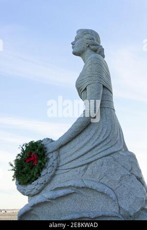 Hampton Beach - Hampton, New Hampshire - le monument de la Dame de la mer contre la mer et le sable tandis que le soleil se couche sur une soirée d'hiver hors saison. Banque D'Images