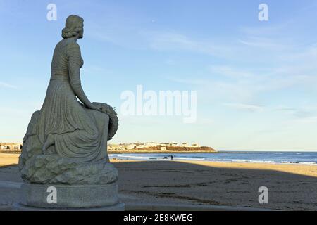 Hampton Beach - Hampton, New Hampshire - le monument de la Dame de la mer contre la mer et le sable tandis que le soleil se couche sur une soirée d'hiver hors saison. Banque D'Images