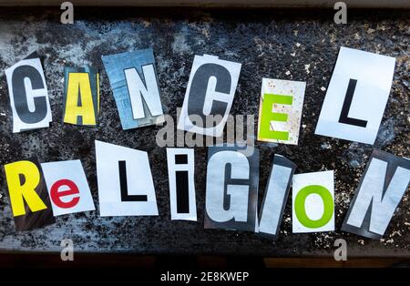 L'expression 'Annuler la religion' en utilisant des caractères de papier découpé dans la typographie d'effet de note de rançon, USA Banque D'Images