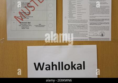 Thale, Allemagne. 31 janvier 2021. Exemples de bulletins de vote suspendus dans un bureau de vote. Malgré des possibilités de contact limitées pendant la pandémie de Corona, les citoyens de Thale ont été appelés aujourd'hui à élire un nouveau maire. Credit: Matthias Bein/dpa-Zentralbild/dpa/Alay Live News Banque D'Images