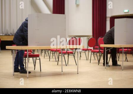 Thale, Allemagne. 31 janvier 2021. Les électeurs admissibles ont voté dans un bureau de vote. Malgré des possibilités de contact limitées pendant la pandémie de Corona, les citoyens de la ville de Thale ont été appelés aujourd'hui à élire un nouveau maire. Credit: Matthias Bein/dpa-Zentralbild/dpa/Alay Live News Banque D'Images