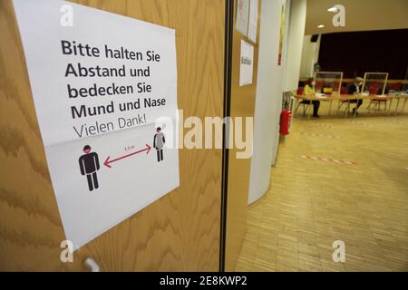 Thale, Allemagne. 31 janvier 2021. Les avis de sécurité sont suspendus dans un bureau de vote. Malgré des possibilités de contact limitées pendant la pandémie de Corona, les citoyens de la ville de Thale ont été appelés aujourd'hui à élire un nouveau maire. Credit: Matthias Bein/dpa-Zentralbild/dpa/Alay Live News Banque D'Images