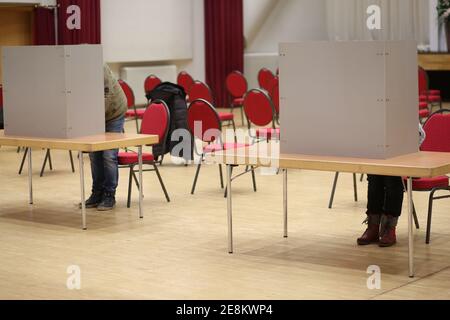 Thale, Allemagne. 31 janvier 2021. Les électeurs admissibles ont voté dans un bureau de vote. Malgré des possibilités de contact limitées pendant la pandémie de Corona, les citoyens de la ville de Thale ont été appelés aujourd'hui à élire un nouveau maire. Credit: Matthias Bein/dpa-Zentralbild/dpa/Alay Live News Banque D'Images