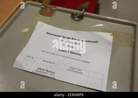 Thale, Allemagne. 31 janvier 2021. Un exemple de bulletin de vote est situé dans un bureau de vote. Malgré des possibilités de contact limitées pendant la pandémie de Corona, les citoyens de la ville de Thale ont été appelés aujourd'hui à élire un nouveau maire. Credit: Matthias Bein/dpa-Zentralbild/dpa/Alay Live News Banque D'Images