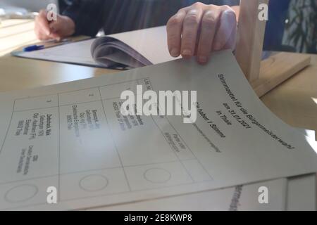 Thale, Allemagne. 31 janvier 2021. Un employé électoral remet des bulletins de vote à l'hôtel de ville. Malgré des possibilités de contact limitées pendant la pandémie de Corona, les citoyens de la ville de Thale ont été appelés aujourd'hui à élire un nouveau maire. Credit: Matthias Bein/dpa-Zentralbild/dpa/Alay Live News Banque D'Images