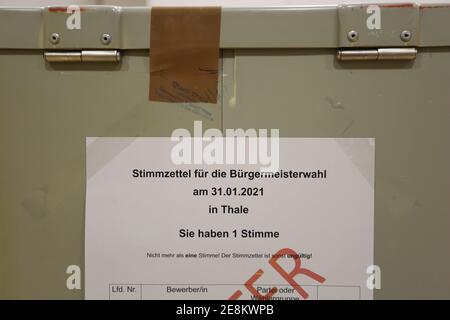 Thale, Allemagne. 31 janvier 2021. Exemples de bulletins de vote suspendus dans un bureau de vote. Malgré des possibilités de contact limitées pendant la pandémie de Corona, les citoyens de Thale ont été appelés aujourd'hui à élire un nouveau maire. Credit: Matthias Bein/dpa-Zentralbild/dpa/Alay Live News Banque D'Images