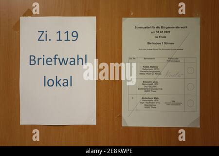 Thale, Allemagne. 31 janvier 2021. Exemples de bulletins de vote suspendus dans un bureau de vote. Malgré des possibilités de contact limitées pendant la pandémie de Corona, les citoyens de Thale ont été appelés aujourd'hui à élire un nouveau maire. Credit: Matthias Bein/dpa-Zentralbild/dpa/Alay Live News Banque D'Images